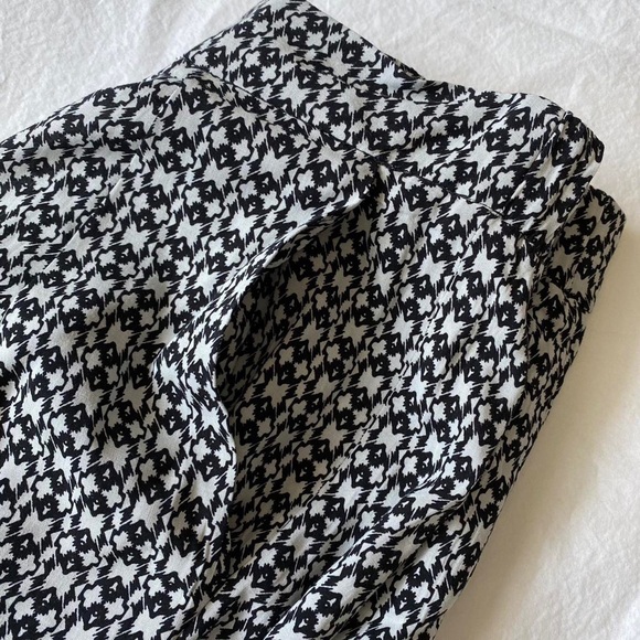 BCBGeneration Black & White Print Comb Shorts - Picture 5 of 10